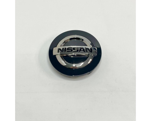 Ковпачок Nissan на заводські диски | чорний глянець / хром логотип | 77 / 84 мм